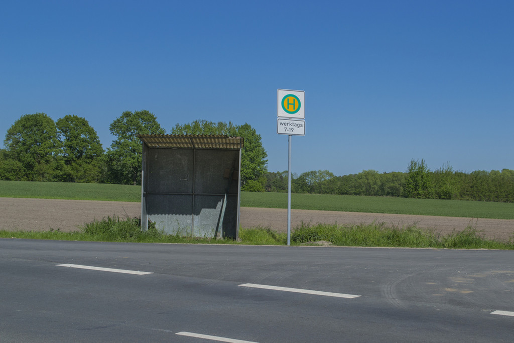 Eine leere Bushaltestelle auf dem Land (Symbolbild)