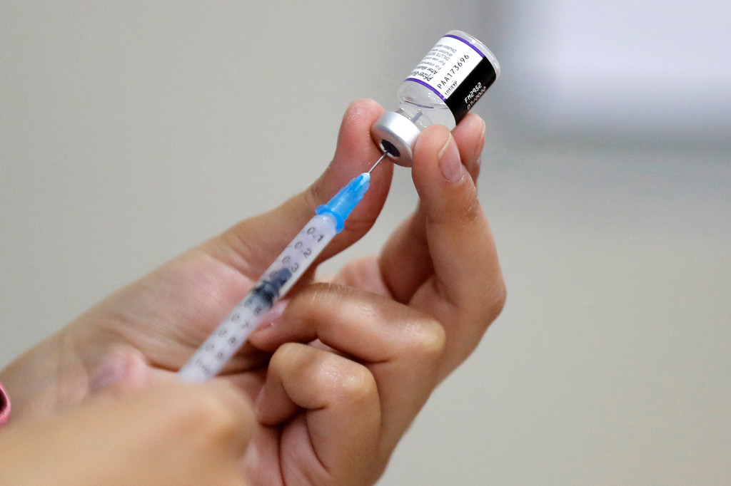 Medizinisches Personal zieht eine Spritze mit Impfstoff auf. Es gibt keine Indizien, dass die Impfung zu mehr Herz-Kreislauf-Erkrankungen führt. 