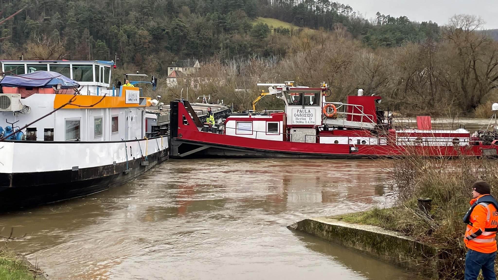 Rettungsversuch für havariertes Güterschiff auf dem Main bei Karlstadt