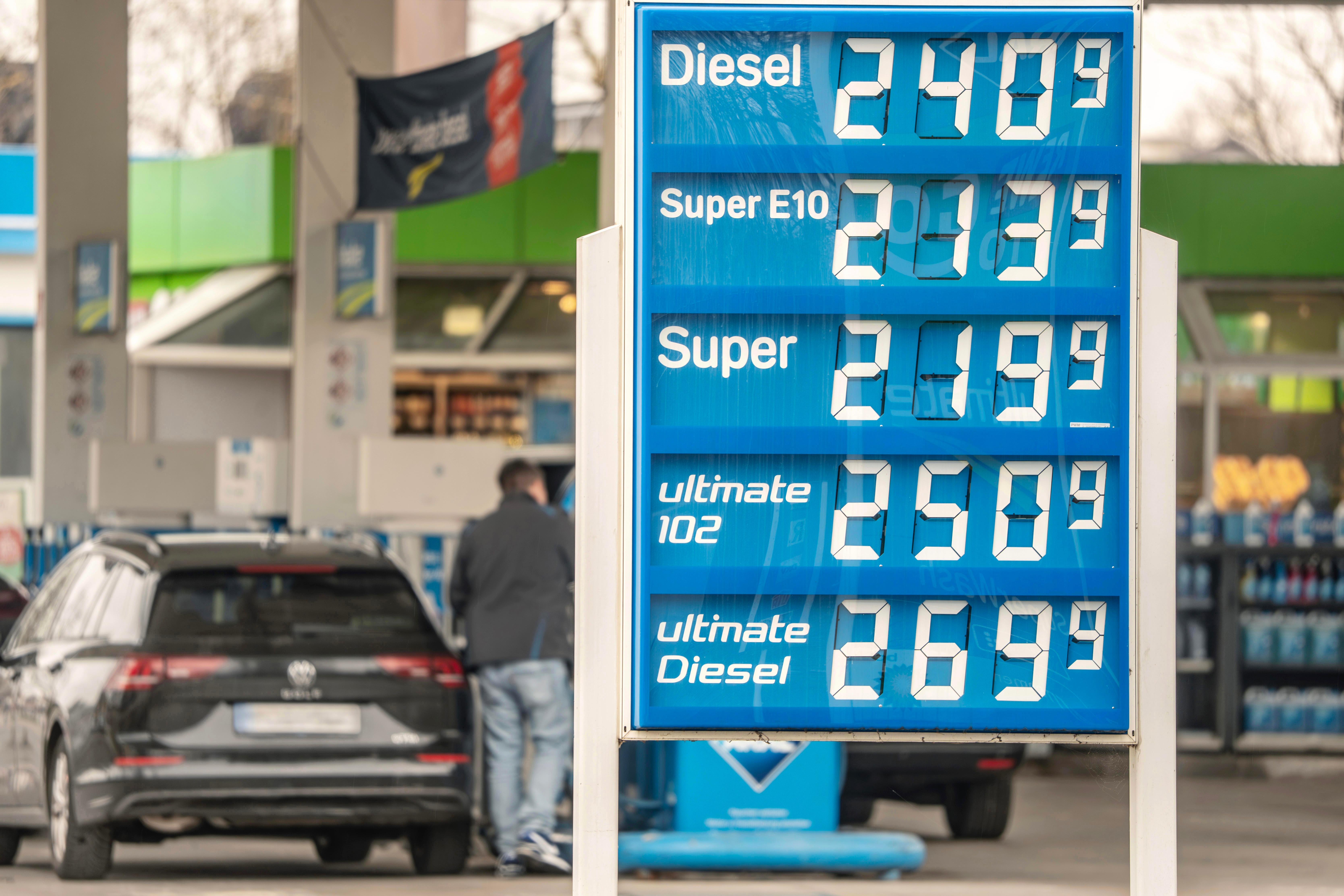 Rekordpreis bei Diesel: ein Liter kostet an dieser Aral Tankstelle 2,40 Euro, ein Liter Super E10 liegt bei 2,13 Euro.