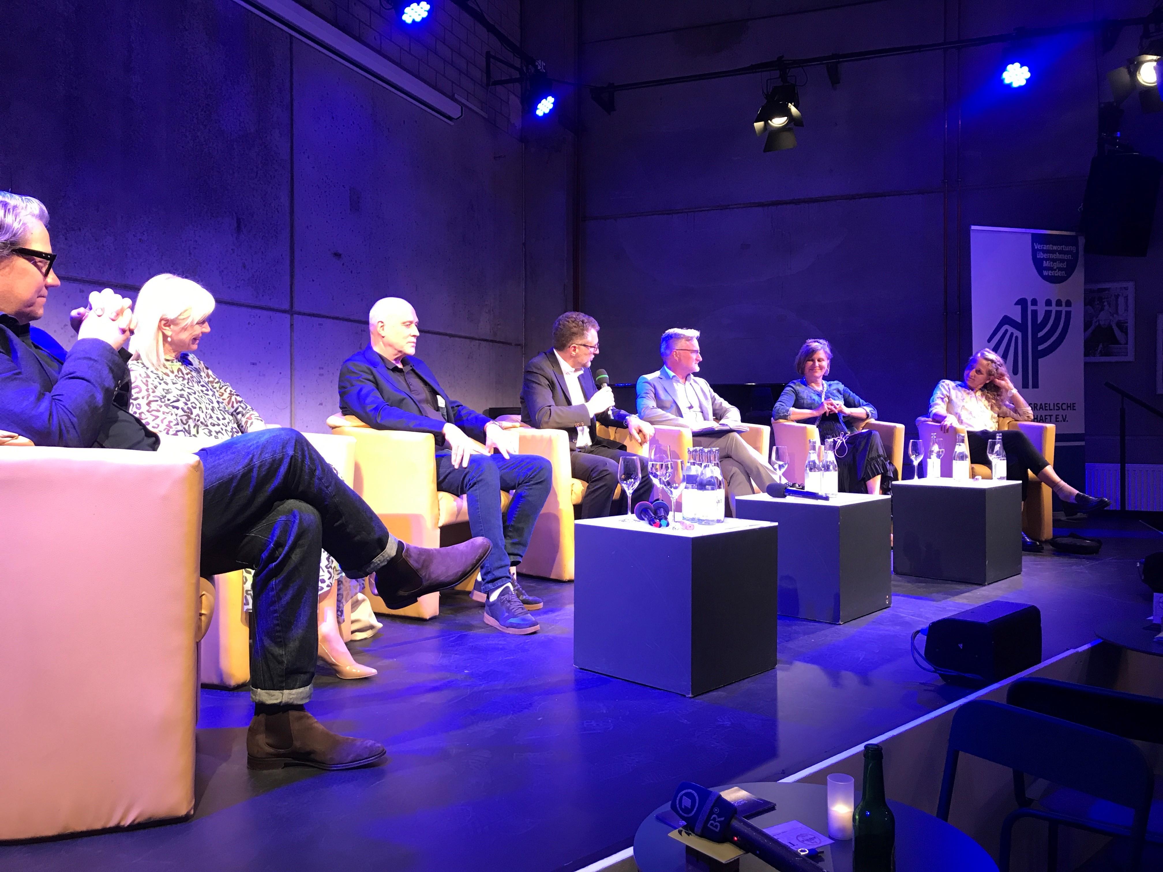 Auf einer Bühne sitzen Vertreter aus Augsburger Kultur und Politik bei einer Podiumsdiskussion zum Thema: "Dröhnendes Schweigen?"