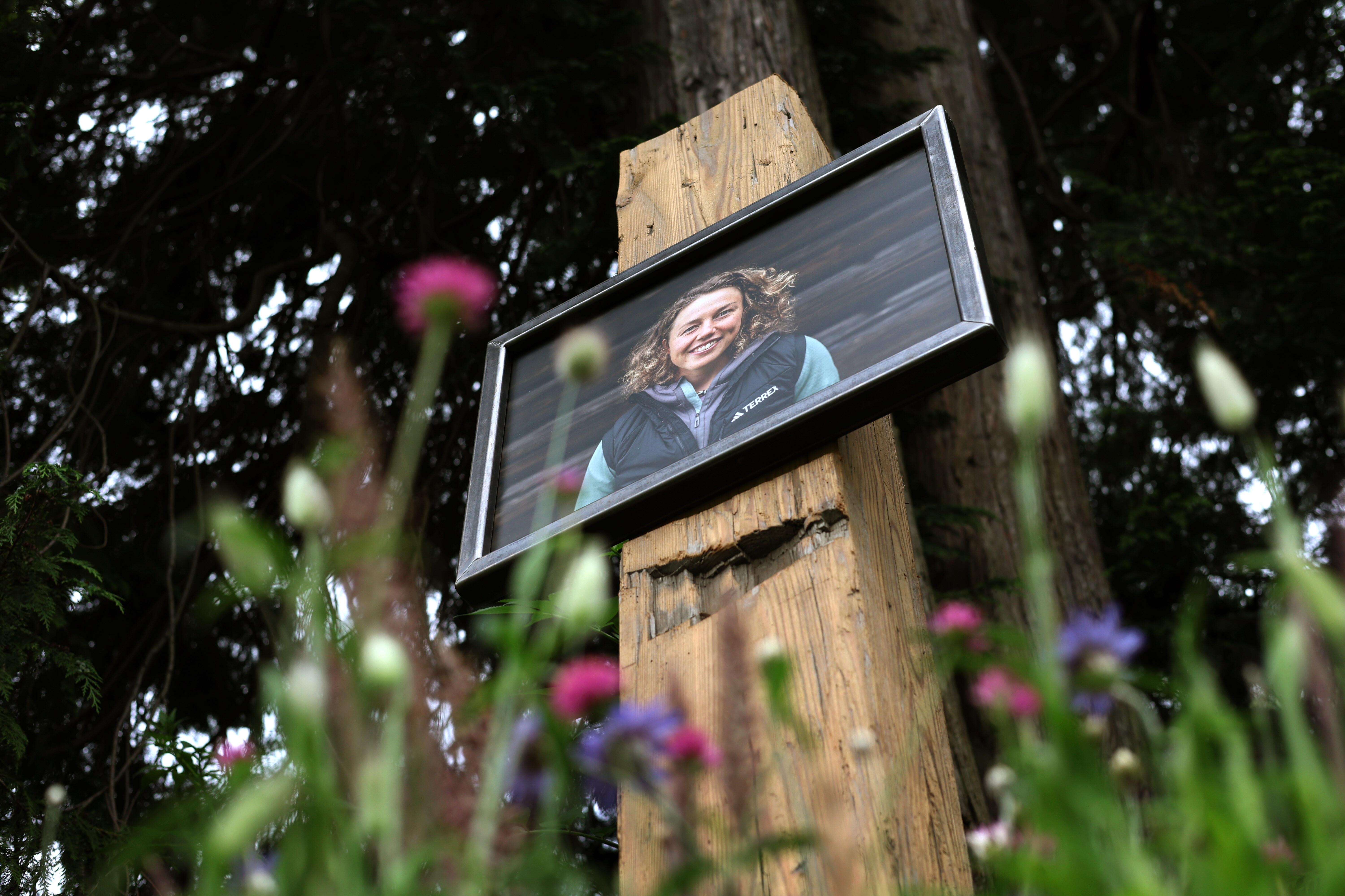 Ein Portrait der ehemaligen Biathletin Laura Dahlmeier ist an einer Gedenkstätte im Kurpark Partenkirchen angebracht.