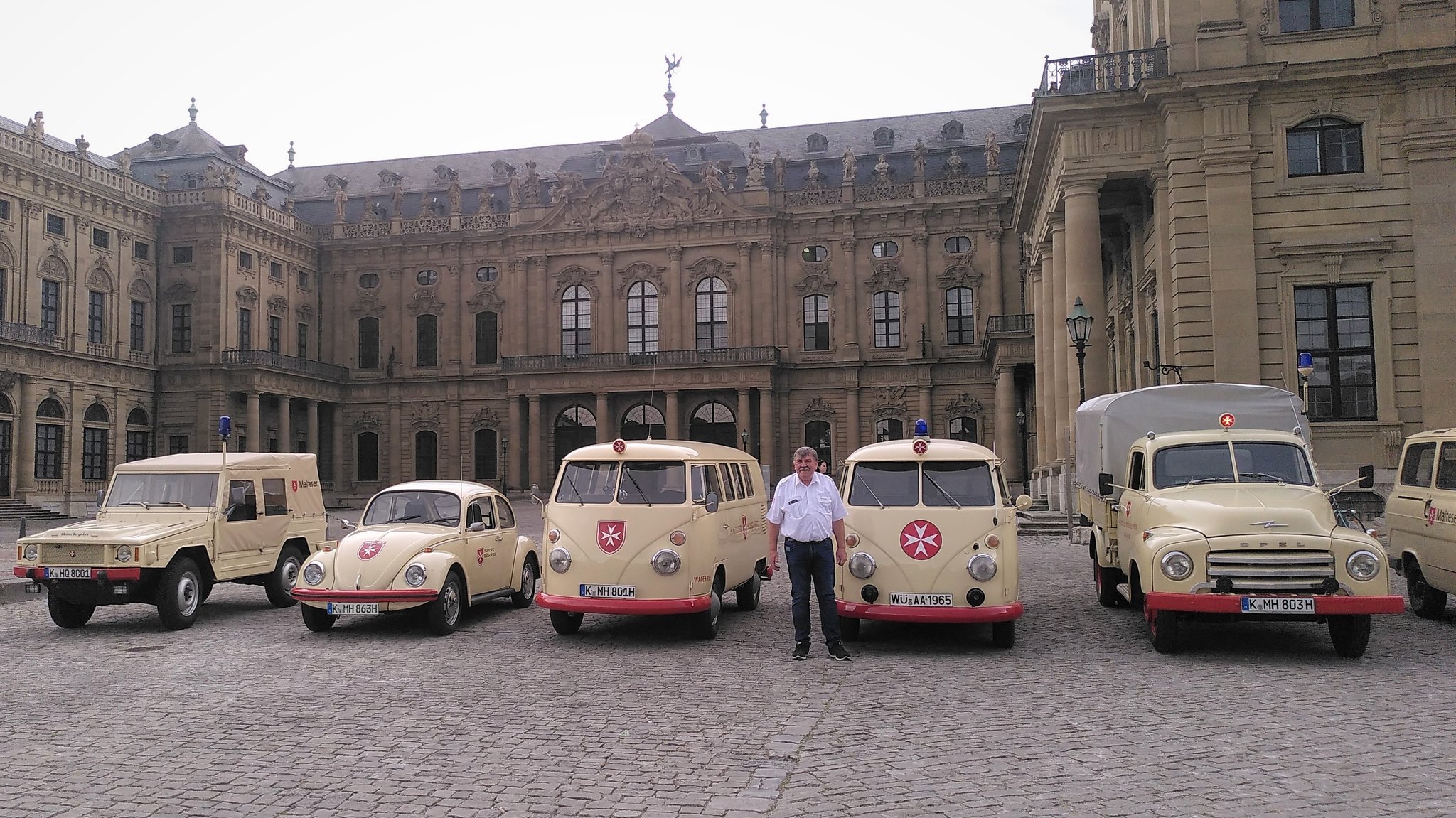 Oldtimer-Konvoi vor der Würzburger Residenz