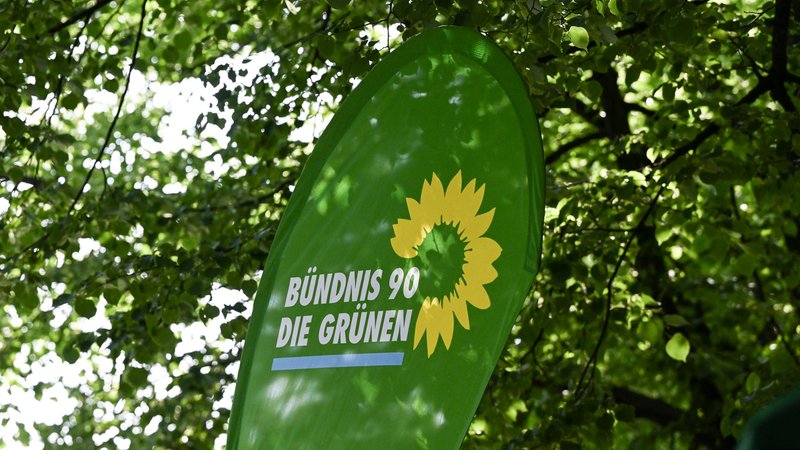 ARCHIV - 26.05.2023, Brandenburg, Potsdam: Das Logo von Bündnis 90/Die Grünen bei der Eröffnung eines Grünen-Büros. (zu dpa: «Grüne Jugend Rheinland-Pfalz stellt sich neu auf») Foto: Jens Kalaene/dpa +++ dpa-Bildfunk +++ | Bild: dpa-Bildfunk/Jens Kalaene ARCHIV - 26.05.2023, Brandenburg, Potsdam: Das Logo von Bündnis 90/Die Grünen bei der Eröffnung eines Grünen-Büros. (zu dpa: «Grüne Jugend Rheinland-Pfalz stellt sich neu auf») Foto: Jens Kalaene/dpa +++ dpa-Bildfunk +++