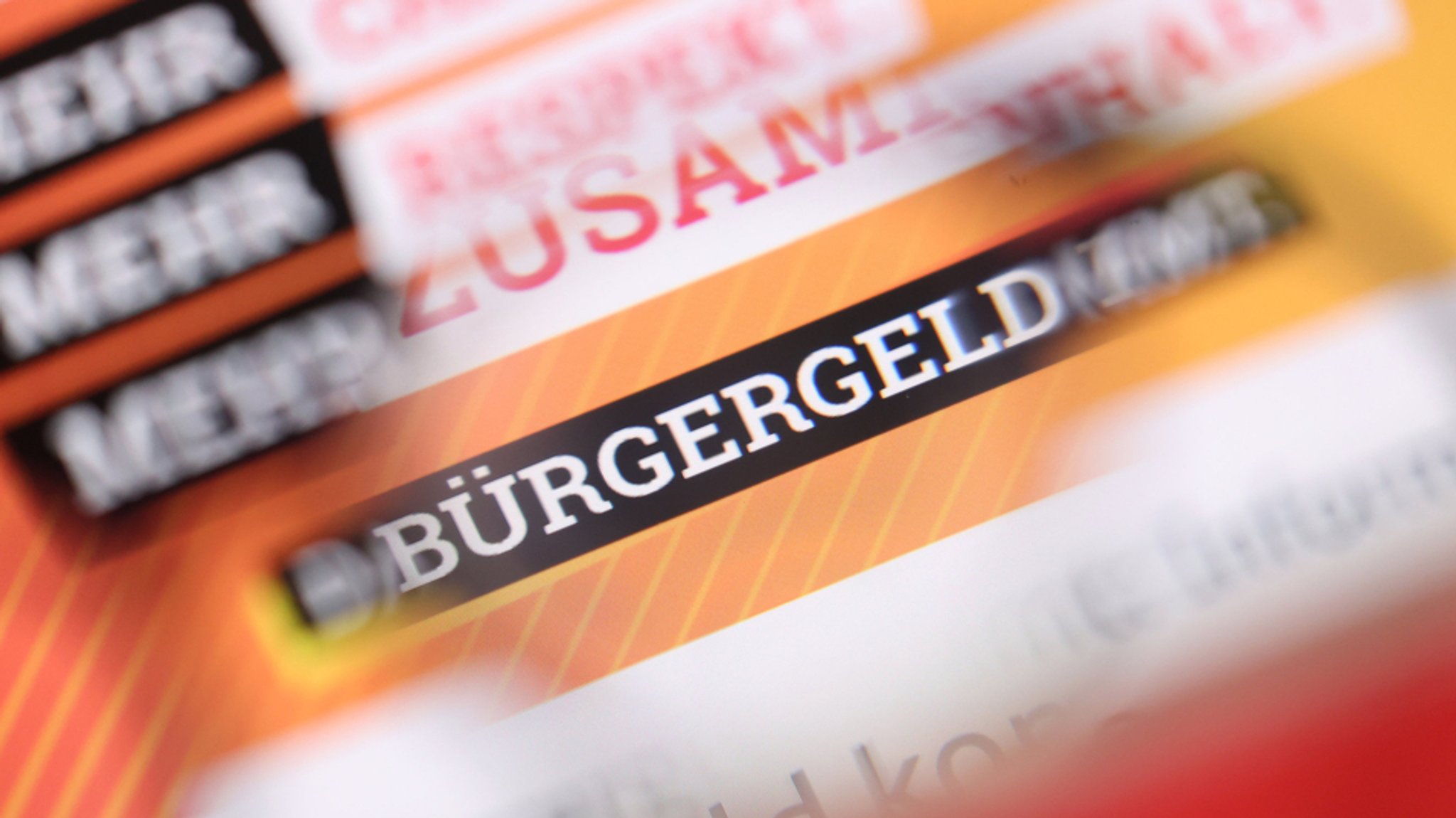 Nahaufnahme des Schriftzugs "Bürgergeld", drumherum Unschärfte