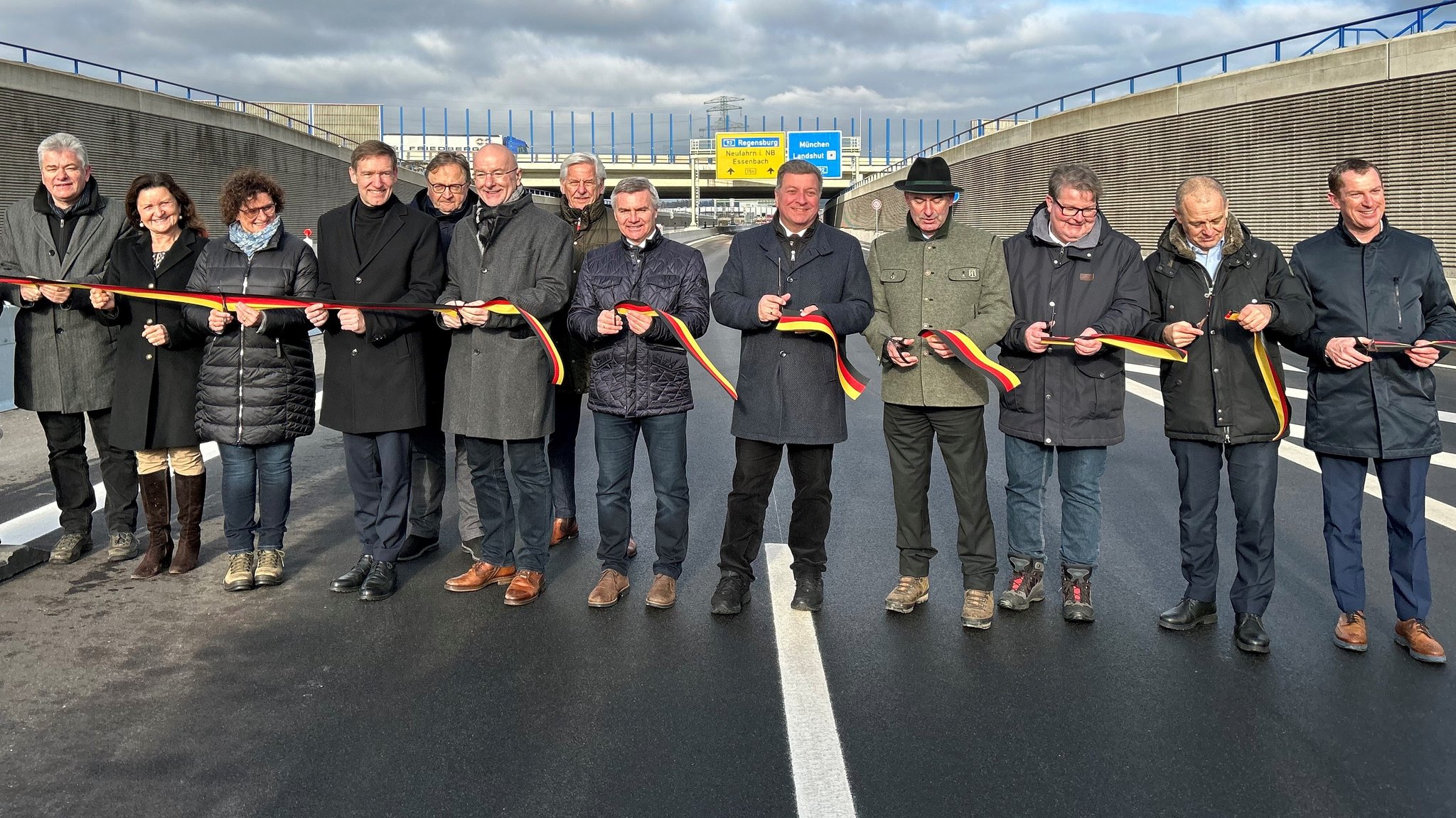 Bayerns Verkehrsminister Christian Bernreiter gemeinsam mit dem stellvertretenden Ministerpräsidenten Hubert Aiwanger bei der Verkehrsfreigabe der Grundwasserwanne Ohu. 