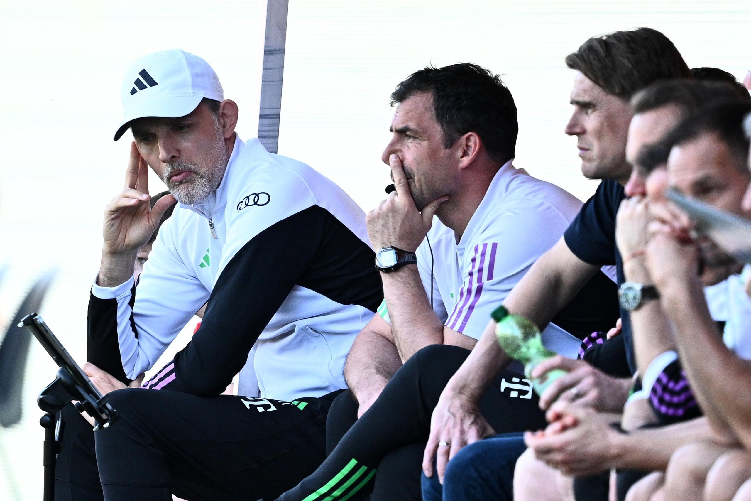 06.04.2024, Baden-Württemberg, Heidenheim: Fußball: Bundesliga, 1. FC Heidenheim - Bayern München, 28. Spieltag, Voith-Arena. Münchens Cheftrainer Thomas Tuchel (l-r, Co-Trainer Zsolt Löw und Münchens Sportdirektor Christoph Freund sitzen auf der Bank. 