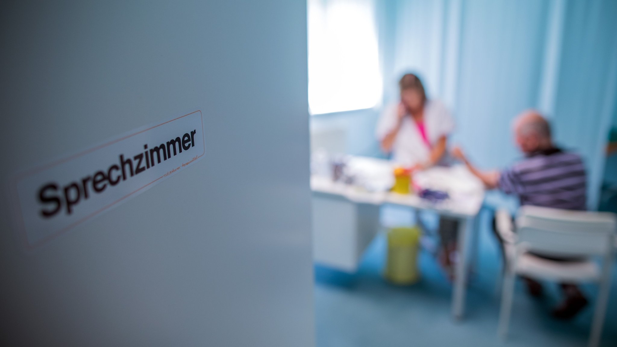 (Symbolbild) Blick in ein Sprechzimmer.