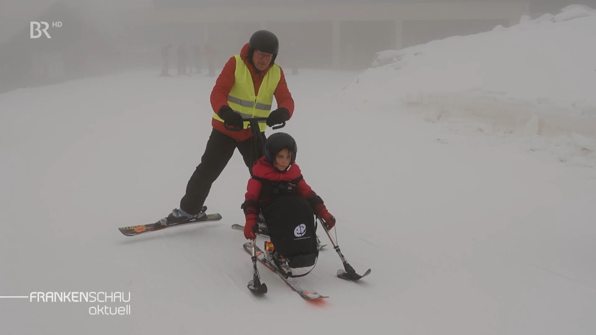 Elisa und ihr Vater beim Monoskifahren in Bischofsgrün.