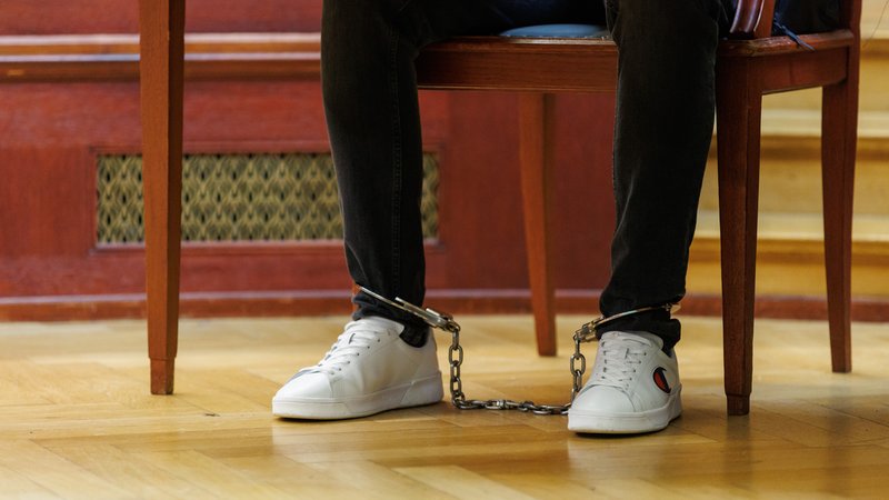 Ein Angeklagter mit Fußfesseln im Gerichtssaal (Symbolbild)
