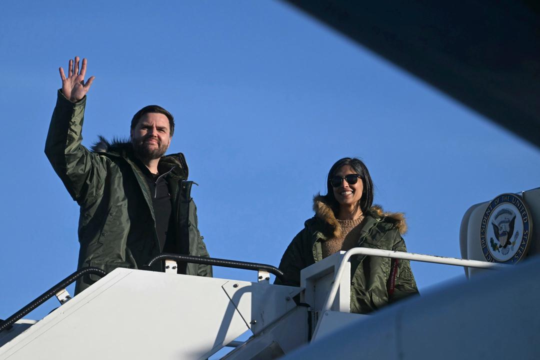 28.03.2025, Grönland, Pituffik: US-Vizepräsident J.D. Vance und seine Frau Usha Vance gehen an Bord der Air Force Two, nachdem sie den Militärstützpunkt Pituffik besichtigt haben. 