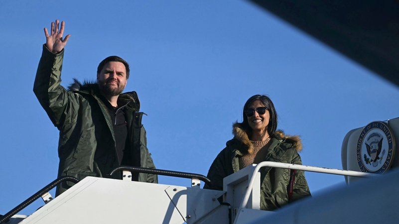 28.03.2025, Grönland, Pituffik: US-Vizepräsident J.D. Vance und seine Frau Usha Vance gehen an Bord der Air Force Two, nachdem sie den Militärstützpunkt Pituffik besichtigt haben. | Bild: dpa-Bildfunk/Jim Watson 28.03.2025, Grönland, Pituffik: US-Vizepräsident J.D. Vance und seine Frau Usha Vance gehen an Bord der Air Force Two, nachdem sie den Militärstützpunkt Pituffik besichtigt haben.
