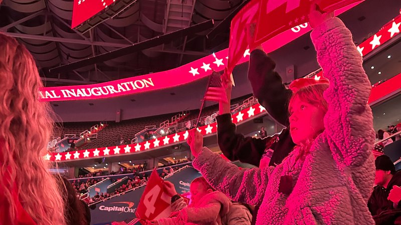 Am Tag vor der Amtseinführung heizt Trump seinem Publikum nochmal ein. | Bild: BR24 Am Tag vor der Amtseinführung heizt Trump seinem Publikum nochmal ein.