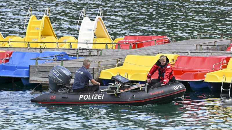 Polizeitaucher fahren in einem Schlauchboot vor den Tretbooten eines geschlossenen Bootsverleihs auf den Eibsee. | Bild: dpa-Bildfunk/Peter Kneffel Polizeitaucher fahren in einem Schlauchboot vor den Tretbooten eines geschlossenen Bootsverleihs auf den Eibsee.