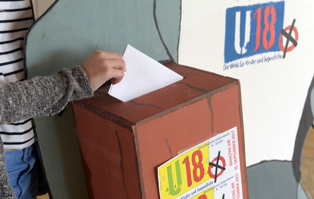 Ein Mädchen  gibt am 15.09.2017 in Ustersbach (Bayern) bei der Jugendwahl U18 ihre Stimme ab.