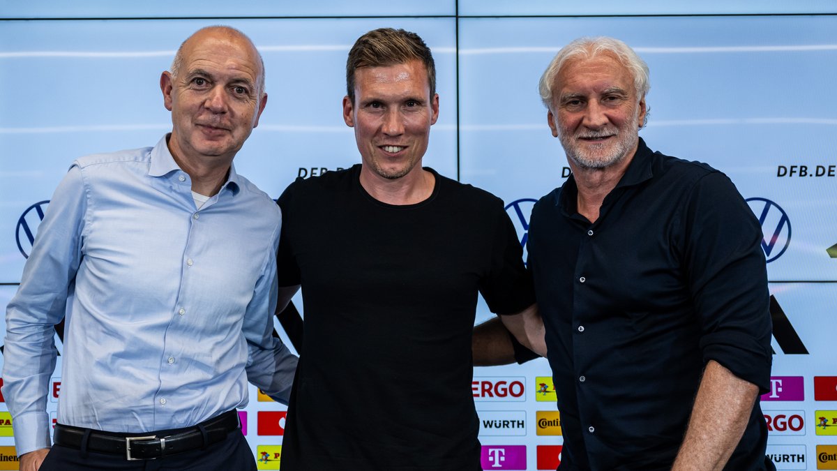 Hannes Wolf (M.) zwischen DFB-Präsident Bernd Neuendorf (l.) und Rudi Völler 