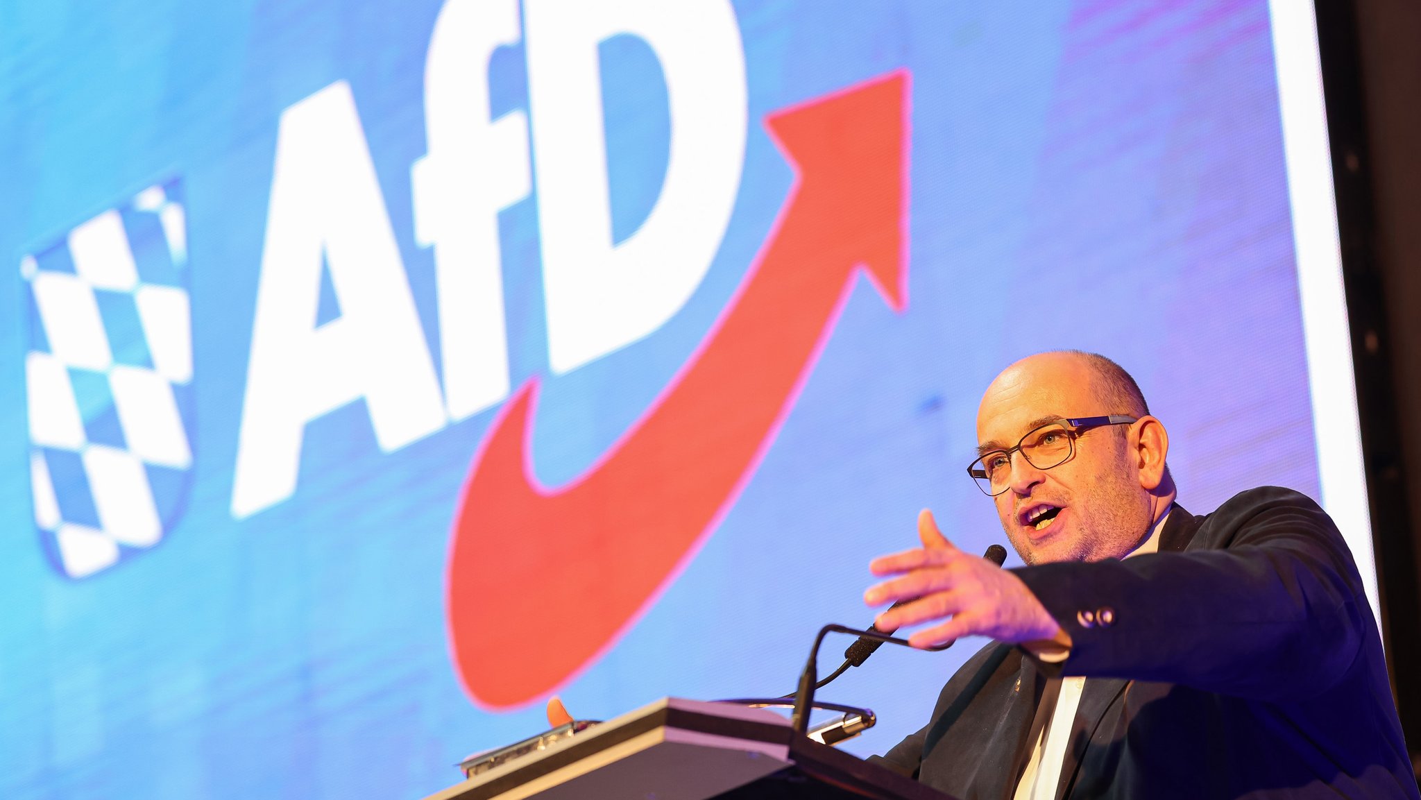 Stephan Protschka ist als Landesvorsitzender der AfD in Bayern wiedergewählt. Er erhielt 58,3 Prozent der abgegebenen Stimmen.