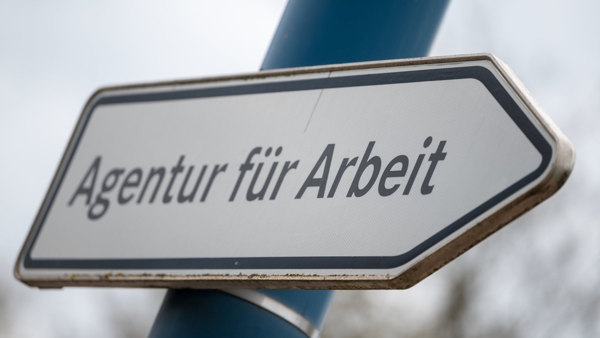 "Agentur für Arbeit" steht auf einem Wegweiser