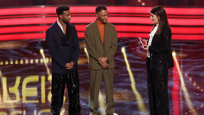 19.01.2024, Bayern, München: Verleihung Bayerischer Filmpreis: Für den Film «Girl You Know It's True» in dem sie das Pop-Duo "Milli Vanilli" spielen, erhalten Tijan Njie (l) und Elan Ben Ali (M) den Bayerischen Filmpreis und stehen mit Moderatorin Sandra Rieß auf der Bühne. Der Preis wird seit 1979 für hervorragende Leistungen verliehen. Foto: Karl-Josef Hildenbrand/dpa +++ dpa-Bildfunk +++ | Bild: dpa-Bildfunk/Karl-Josef Hildenbrand 19.01.2024, Bayern, München: Verleihung Bayerischer Filmpreis: Für den Film «Girl You Know It's True» in dem sie das Pop-Duo "Milli Vanilli" spielen, erhalten Tijan Njie (l) und Elan Ben Ali (M) den Bayerischen Filmpreis und stehen mit Moderatorin Sandra Rieß auf der Bühne. Der Preis wird seit 1979 für hervorragende Leistungen verliehen. Foto: Karl-Josef Hildenbrand/dpa +++ dpa-Bildfunk +++