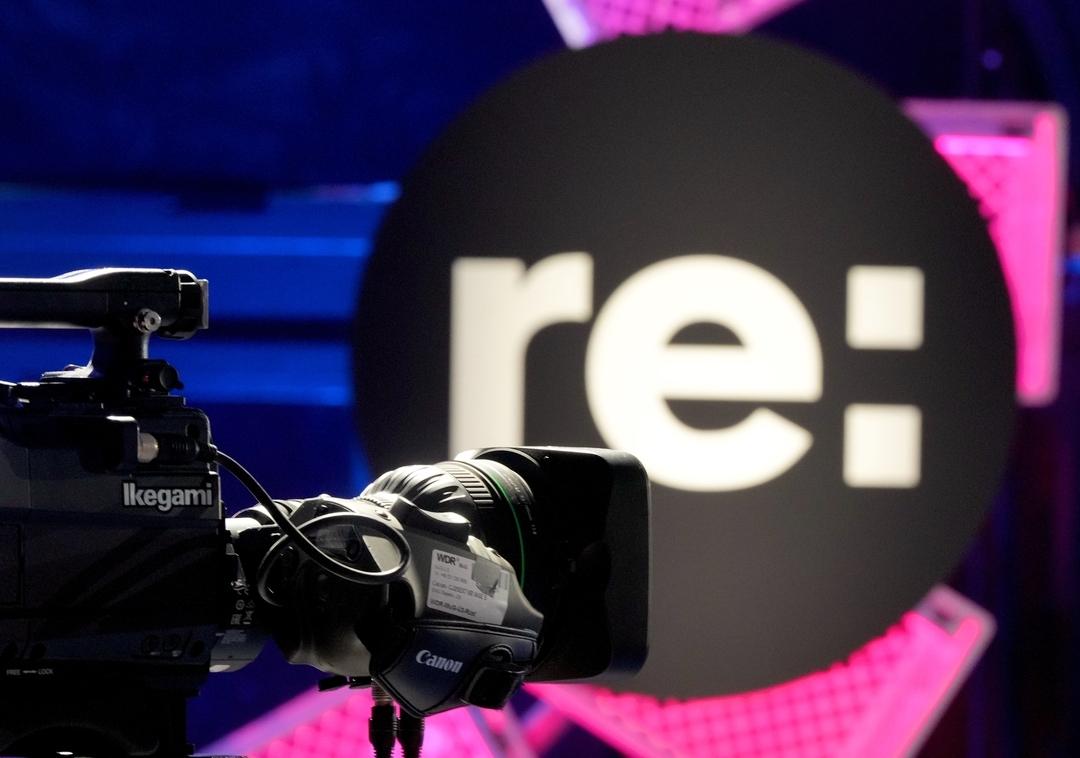 Eine TV-Kamera ist während der Medienkonferenz re:publica 26 im Stage 5 vor dem Logo aufgebaut.