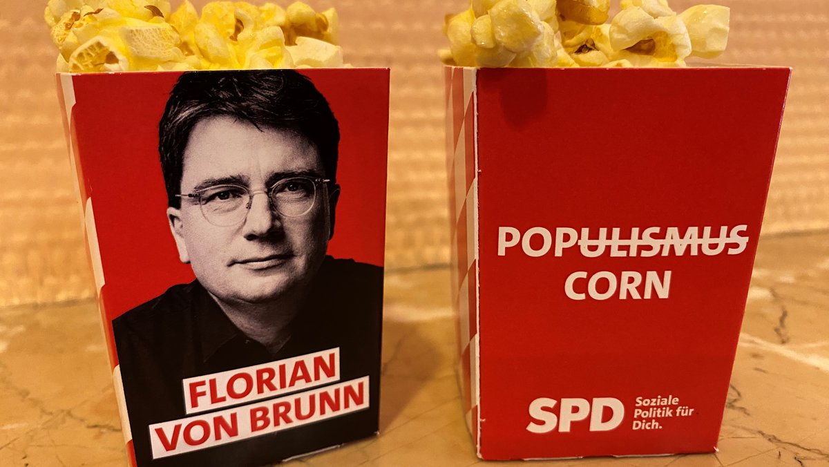 Mini-Popcorntüten mit dem Konterfei von Spitzenkandidat Florian von Brunn