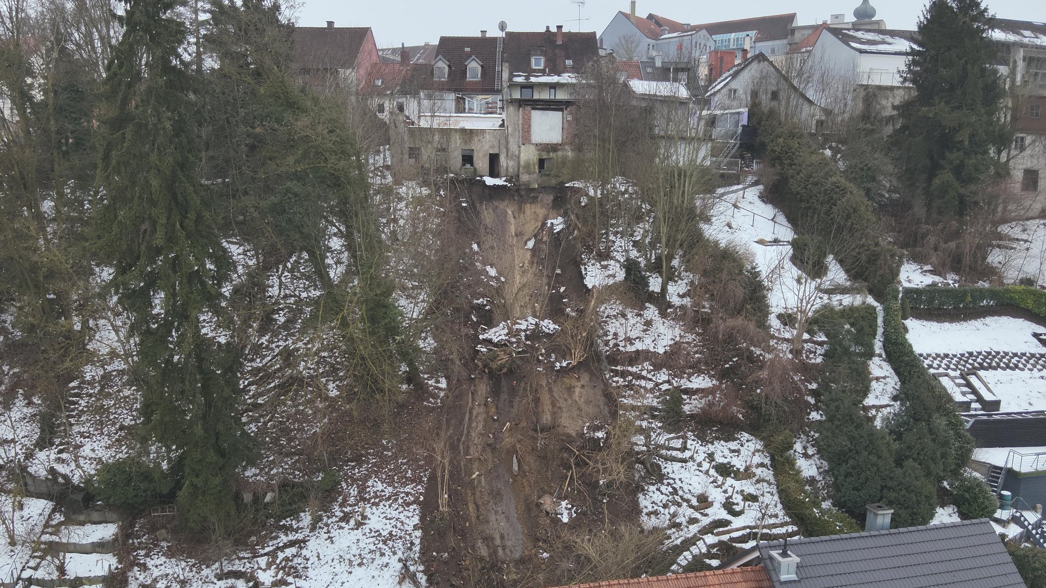 Hangrutsch nach Wasserleitungsbruch – Häuser evakuiert