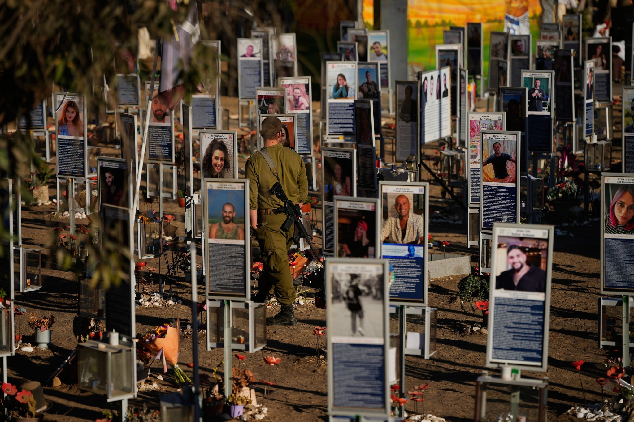 07.10.2026, Israel, Kibbuz Reim: Ein israelischer Soldat gedenkt am Ort des Nova-Musikfestivals in der Nähe des Kibbuz Reim im Süden Israels dem dritten Jahrestag des Hamas-Angriffs auf Israel vom 7. Oktober 2023, bei dem zahlreiche von Festivalbesuchern getötet und entführt wurden. Foto: Ohad Zwigenberg/AP/dpa +++ dpa-Bildfunk +++ | Bild: dpa-Bildfunk/Ohad Zwigenberg 07.10.2026, Israel, Kibbuz Reim: Ein israelischer Soldat gedenkt am Ort des Nova-Musikfestivals in der Nähe des Kibbuz Reim im Süden Israels dem dritten Jahrestag des Hamas-Angriffs auf Israel vom 7. Oktober 2023, bei dem zahlreiche von Festivalbesuchern getötet und entführt wurden. Foto: Ohad Zwigenberg/AP/dpa +++ dpa-Bildfunk +++