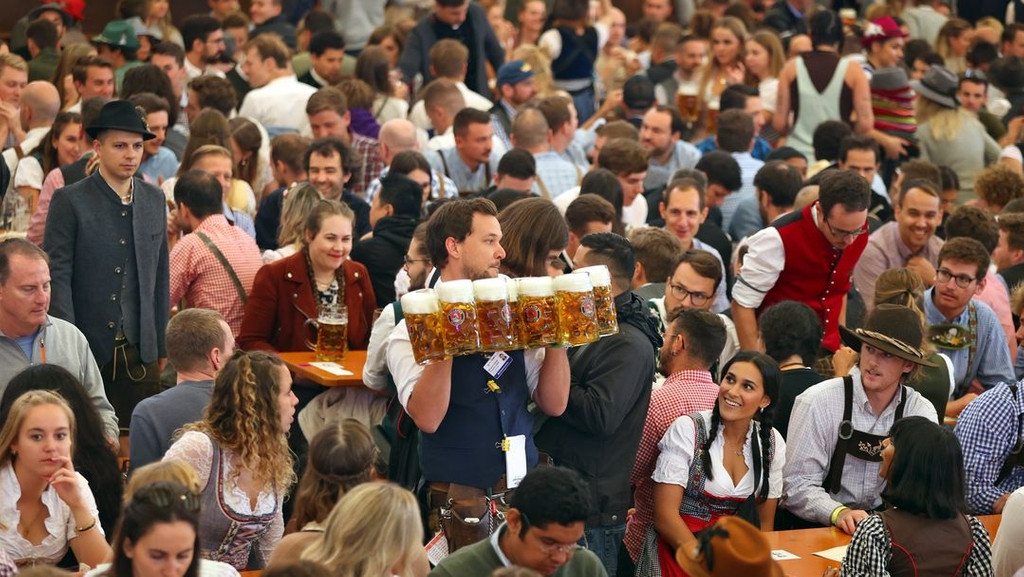 Nach zwei Jahren Corona-Pause wird auf dem Oktoberfest in München wieder gefeiert, getrunken und getanzt.