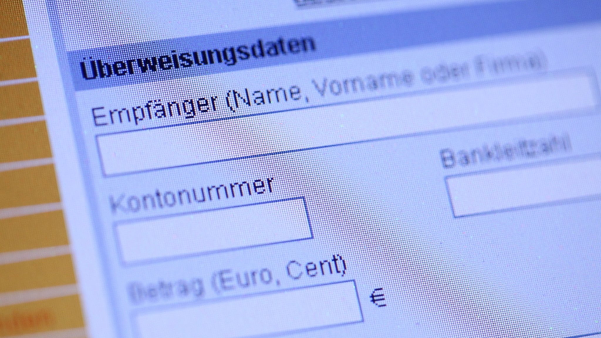 Vier Angeklagte sollen im Darknet illegal an Zugangsdaten zum Online-Banking gelangt sein. 