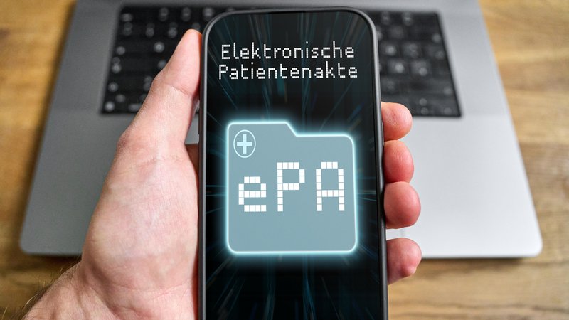 Ein Mann hält ein Smartphone, auf dem BIldschirm ist eine stilisierte elektronische Patientenakte zu sehen. | Bild: picture alliance / CHROMORANGE | Michael Bihlmayer Ein Mann hält ein Smartphone, auf dem BIldschirm ist eine stilisierte elektronische Patientenakte zu sehen.