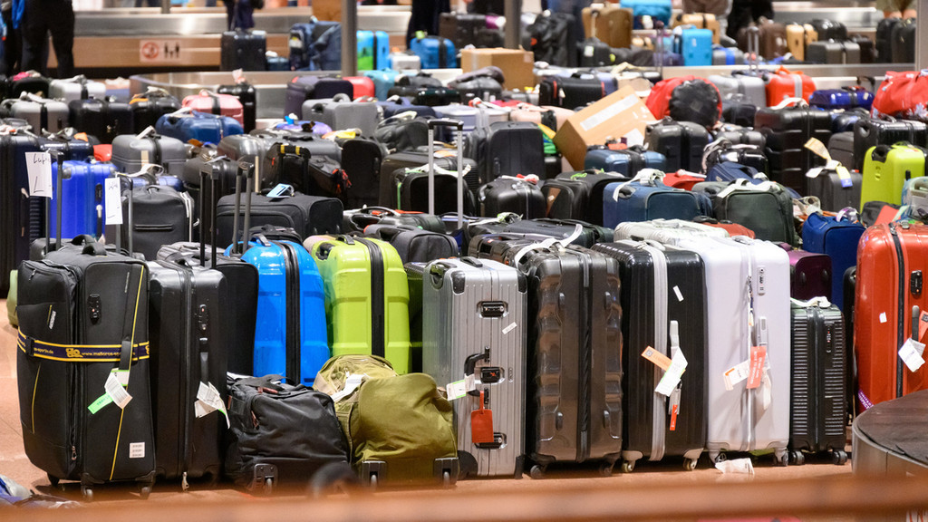 Nachgeliefertes Gepäck am Flughafen