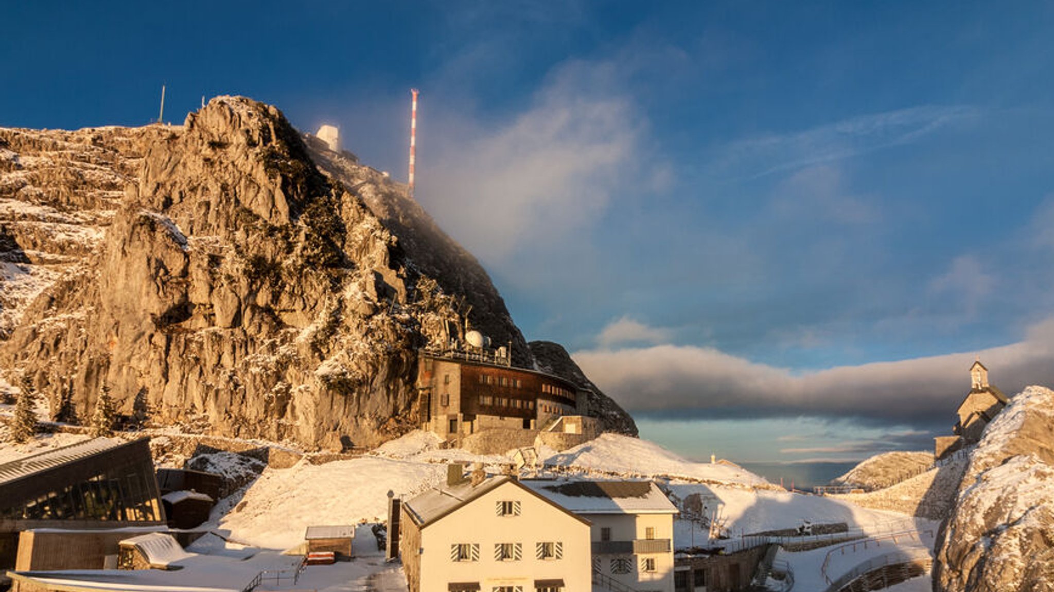 Der Gipfel des Wendelstein mit Bebauung; in der Bildmitte an der Felswand das Gebäude der BR-Servicezentrale.