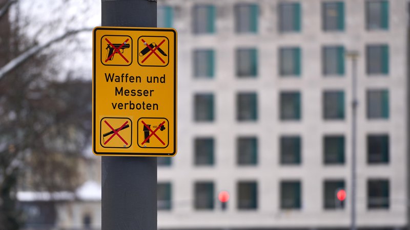 (Symbolbild) Messerverbotszonen in Bayern | Bild: picture alliance / CHROMORANGE | Michael Bihlmayer (Symbolbild) Messerverbotszonen in Bayern