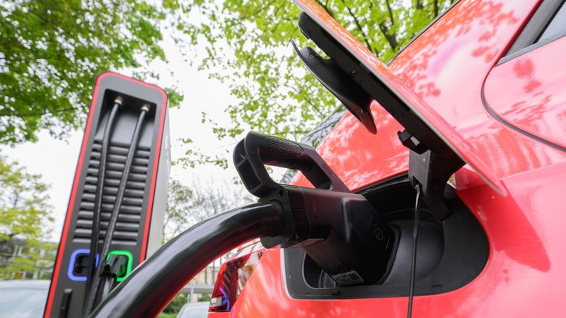 (Symbolbild) Ein Elektroauto an einer Ladesäule | Bild: dpa-Bildfunk/Julian Stratenschulte (Symbolbild) Ein Elektroauto an einer Ladesäule