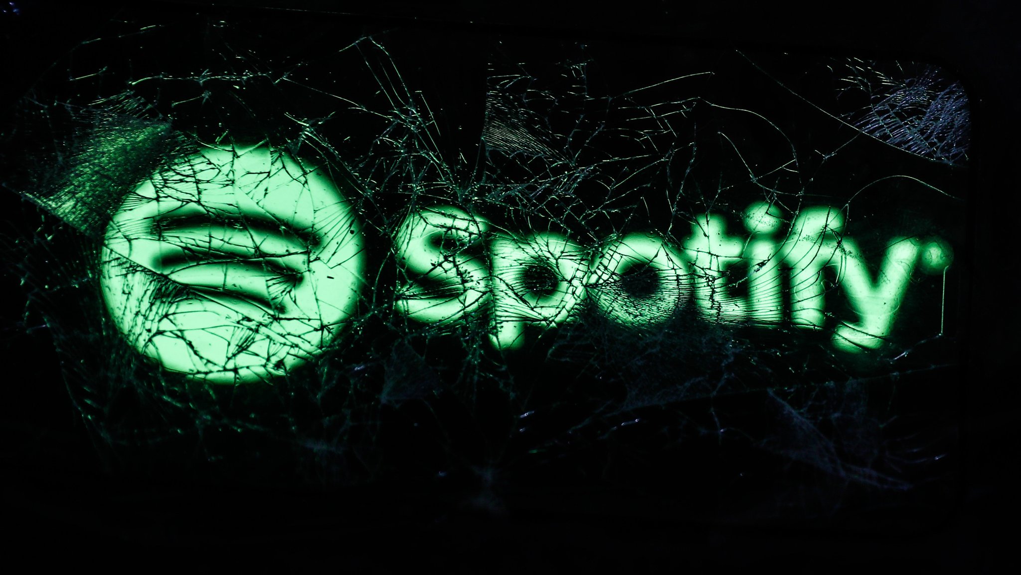 Spotify-Logo gesehen durch gebrochenes Glas