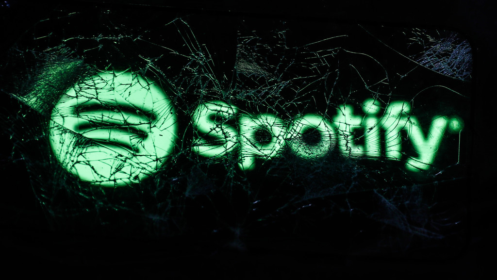 Spotify-Logo gesehen durch gebrochenes Glas