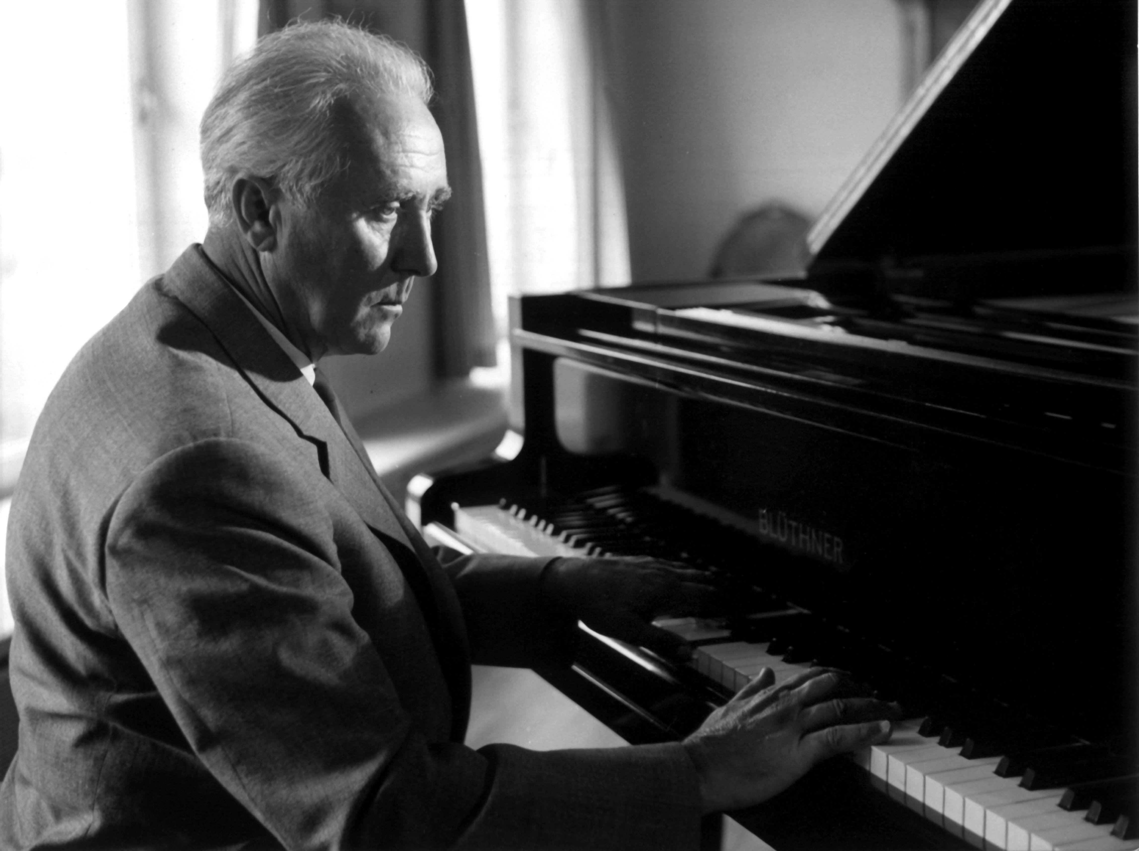 Archivbild von 1962: Der Komponist Werner Egk ist namensgebend für eine Augsburger Grundschule.