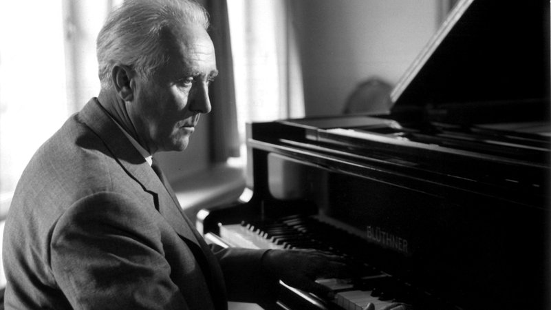 Archivbild von 1962: Der Komponist Werner Egk ist namensgebend für eine Augsburger Grundschule. | Bild: picture-alliance/dpa|DB Archivbild von 1962: Der Komponist Werner Egk ist namensgebend für eine Augsburger Grundschule.