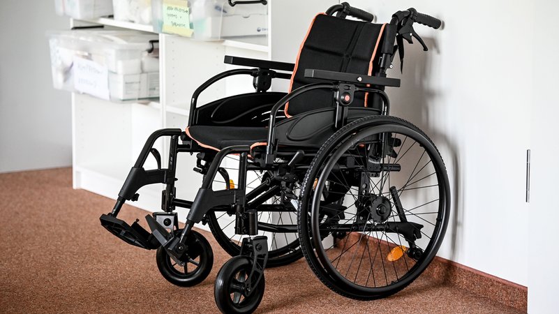 Ein Rollstuhl steht in einer Pflegeschule (Symbolbild)