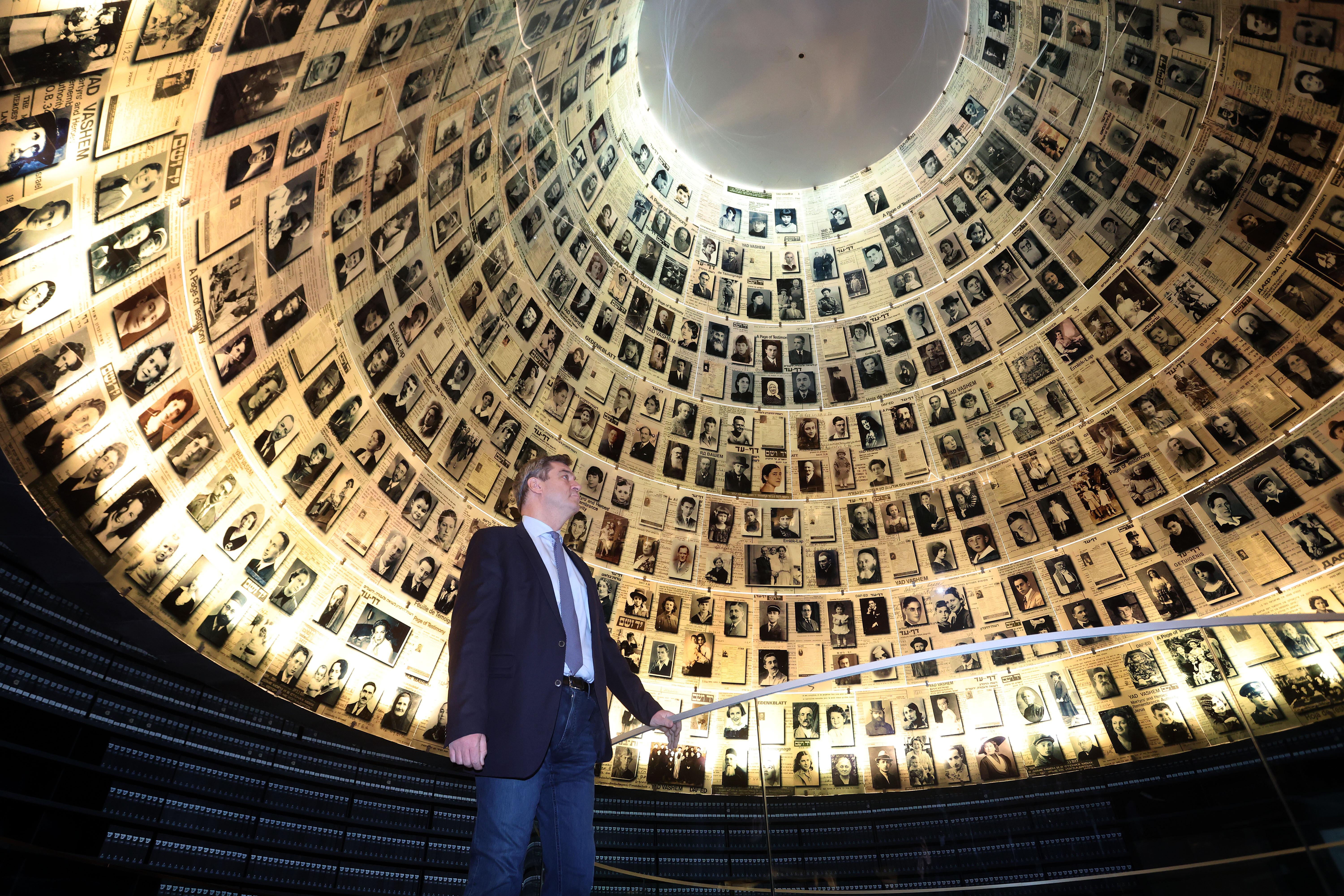 Im Dezember 2023 besuchte Bayern Ministerpräsident Söder die Halle der Namen in der Holocaust-Gedenkstätte Yad Vashem