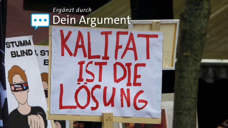 Hamburg, 27.04.24: Teilnehmer einer Islamisten-Demo halten ein Plakat mit der Aufschrift "Kalifat ist die Lösung" in die Höhe. | Bild:picture alliance / ABB | -