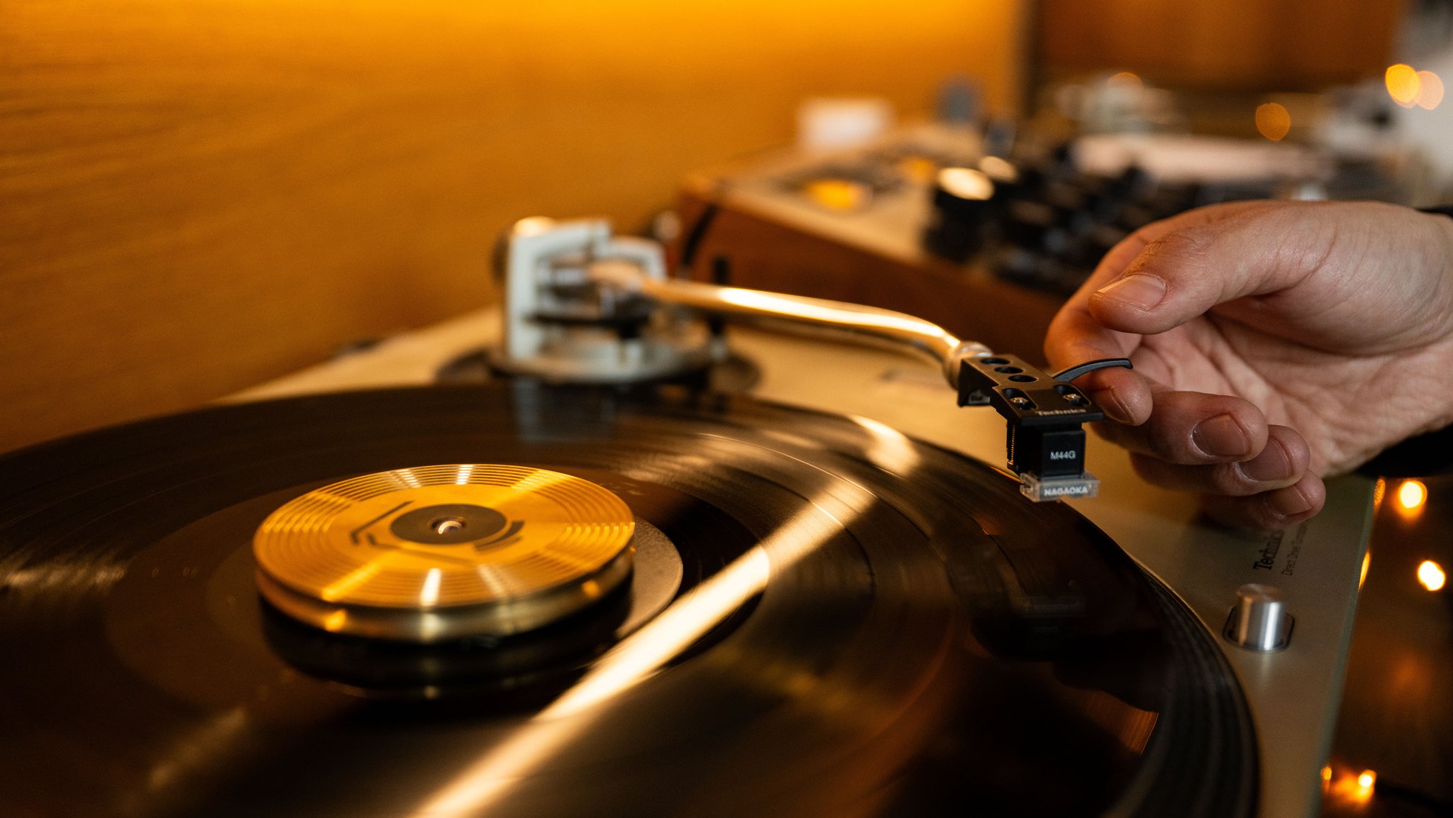 Eine Vinyl- Schallplatte wird abgespielt.