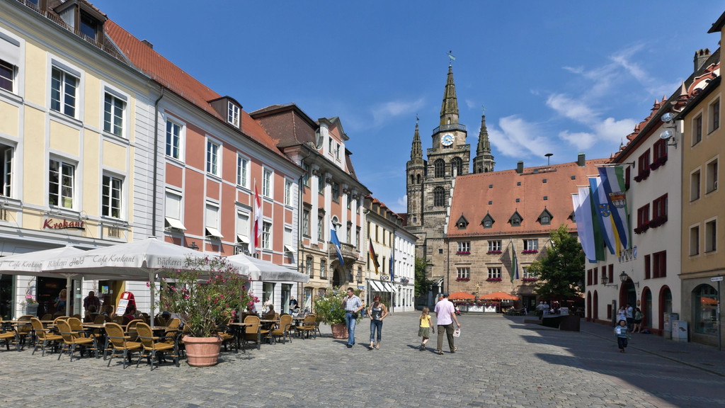 Nach zwei Jahren Pause startet heute das Ansbacher Altstadtfest. Fünf Tage lang gibt es in den malerischen Gassen und Innenhöfen Live-Musik, Straßenkunst, Theater und Kulinarisches aus Franken und der Welt. 