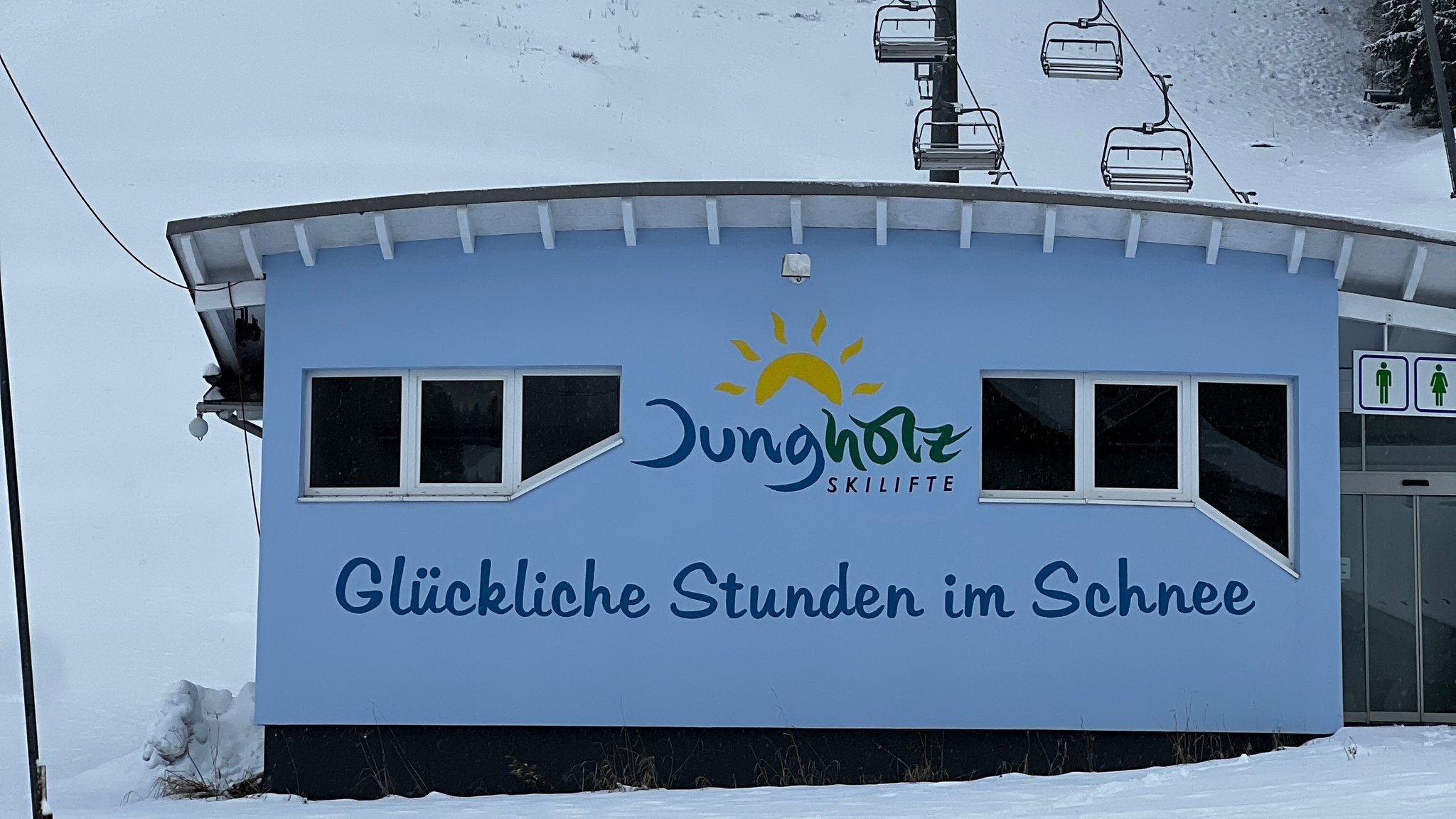 Eine Liftstation im Skigebiet Jungholz, an der Wand steht: "Glückliche Stunden im Schnee"