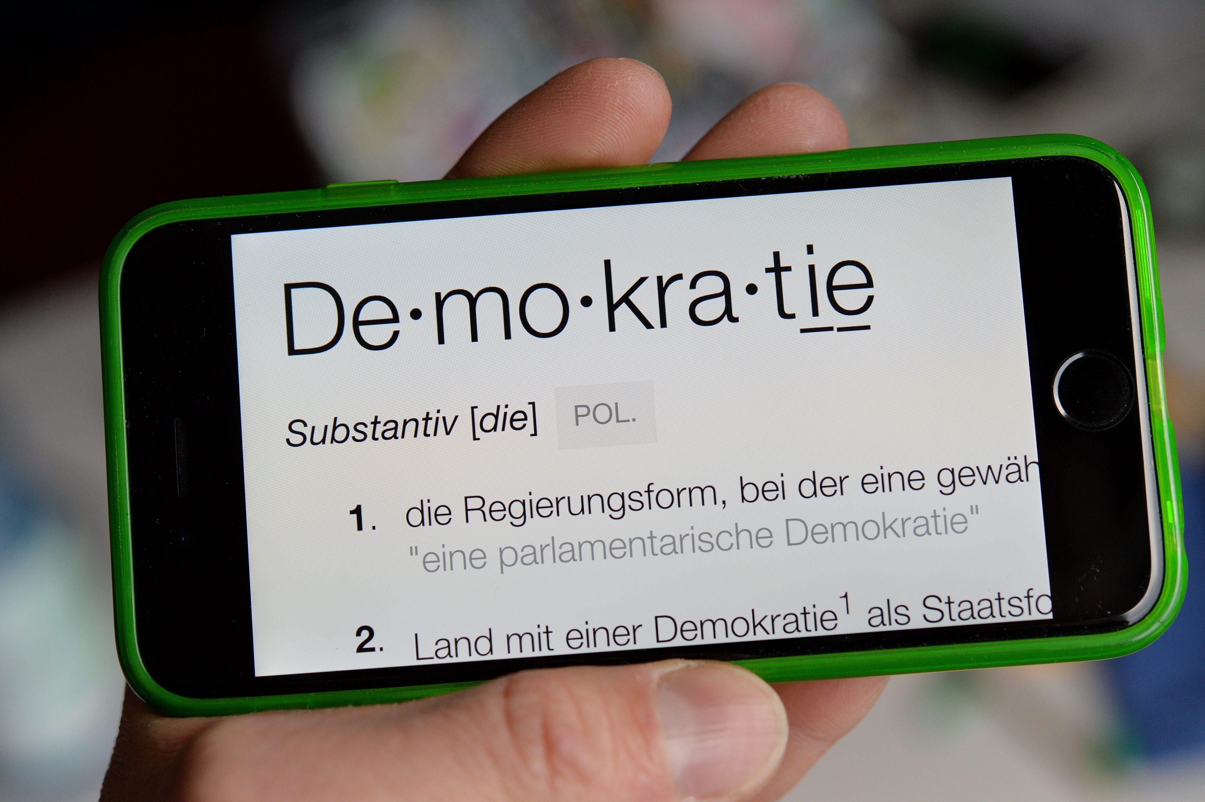 Lexikon-Eintrag "Demokratie" auf Smartphone | Bild:Picture Alliance