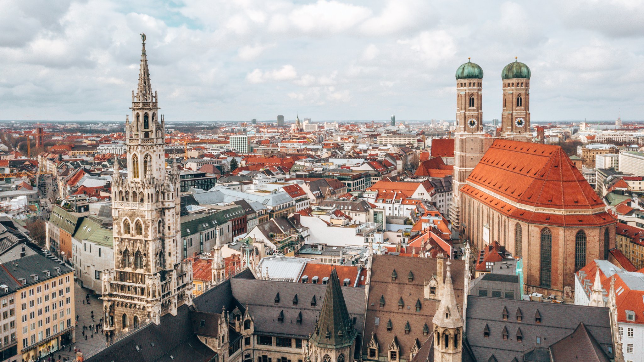 Blick auf die Frauenkirche und das Rathaus in München.