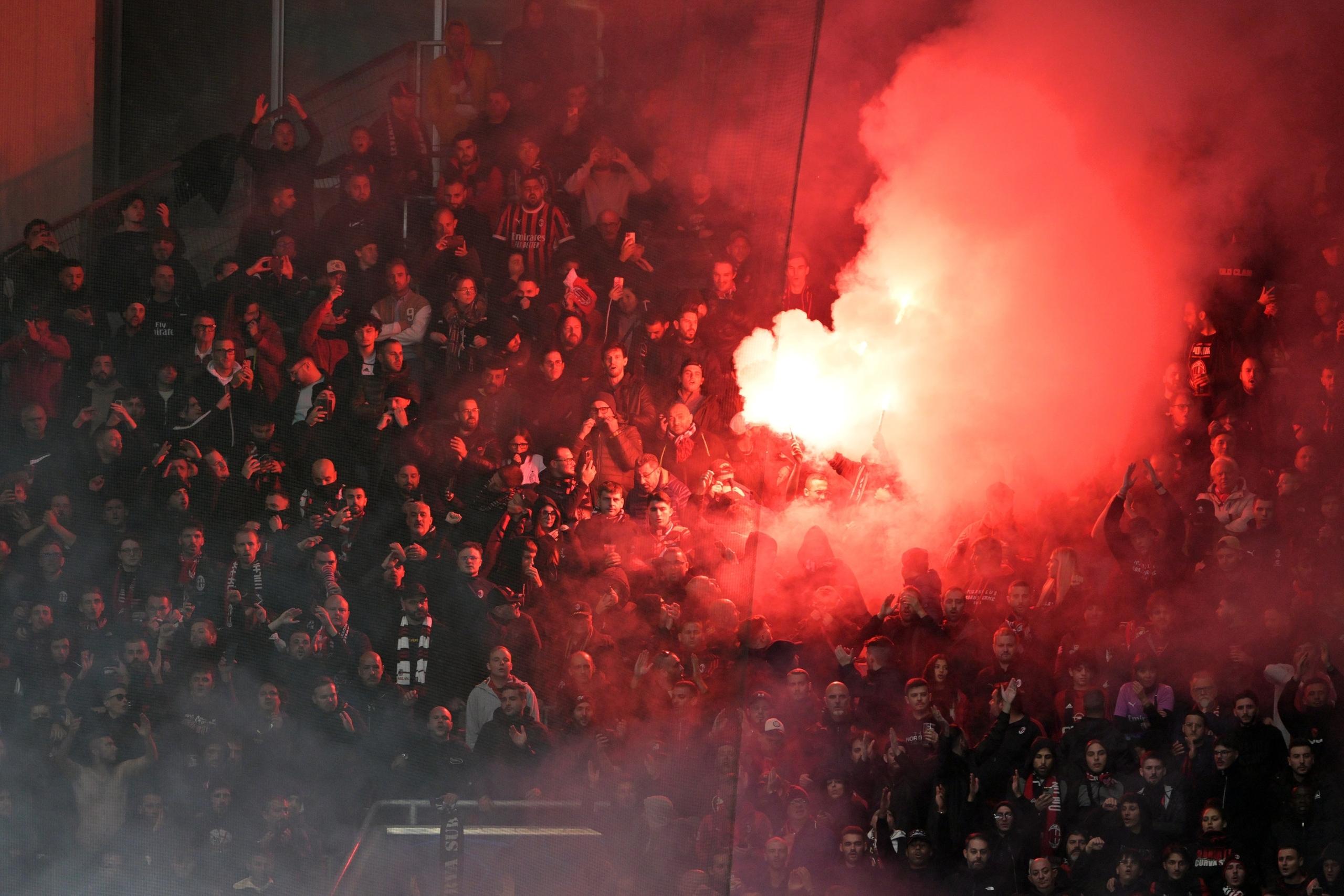 01.10.2024, Nordrhein-Westfalen, Leverkusen: Fußball: Champions League, Bayer Leverkusen - AC Mailand, Vorrunde, 2. Spieltag, BayArena, Fans von Mailand zünden Pyrotechnik im Gästeblock. Foto: Federico Gambarini/dpa +++ dpa-Bildfunk +++