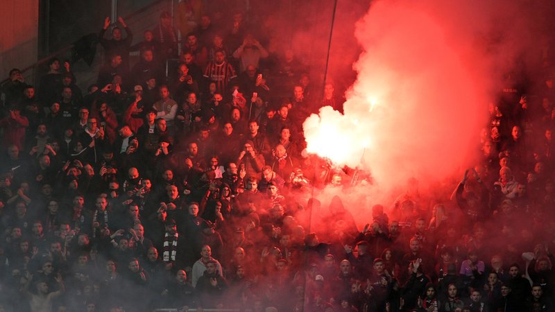01.10.2024, Nordrhein-Westfalen, Leverkusen: Fußball: Champions League, Bayer Leverkusen - AC Mailand, Vorrunde, 2. Spieltag, BayArena, Fans von Mailand zünden Pyrotechnik im Gästeblock. Foto: Federico Gambarini/dpa +++ dpa-Bildfunk +++ | Bild: dpa-Bildfunk/Federico Gambarini 01.10.2024, Nordrhein-Westfalen, Leverkusen: Fußball: Champions League, Bayer Leverkusen - AC Mailand, Vorrunde, 2. Spieltag, BayArena, Fans von Mailand zünden Pyrotechnik im Gästeblock. Foto: Federico Gambarini/dpa +++ dpa-Bildfunk +++
