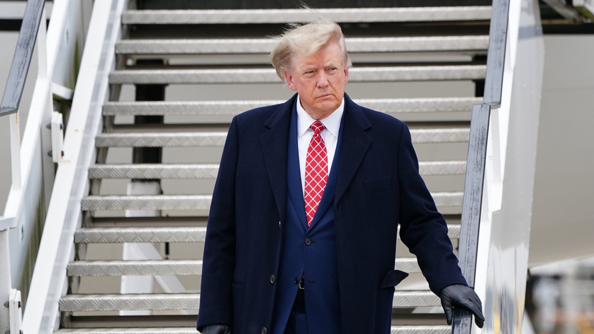 Der ehemalige US-Präsident Donald Trump kommt in seinem Privatjet auf dem internationalen Flughafen Aberdeen an, bevor er den Golfplatz Trump International Golf Links Aberdeen besucht.