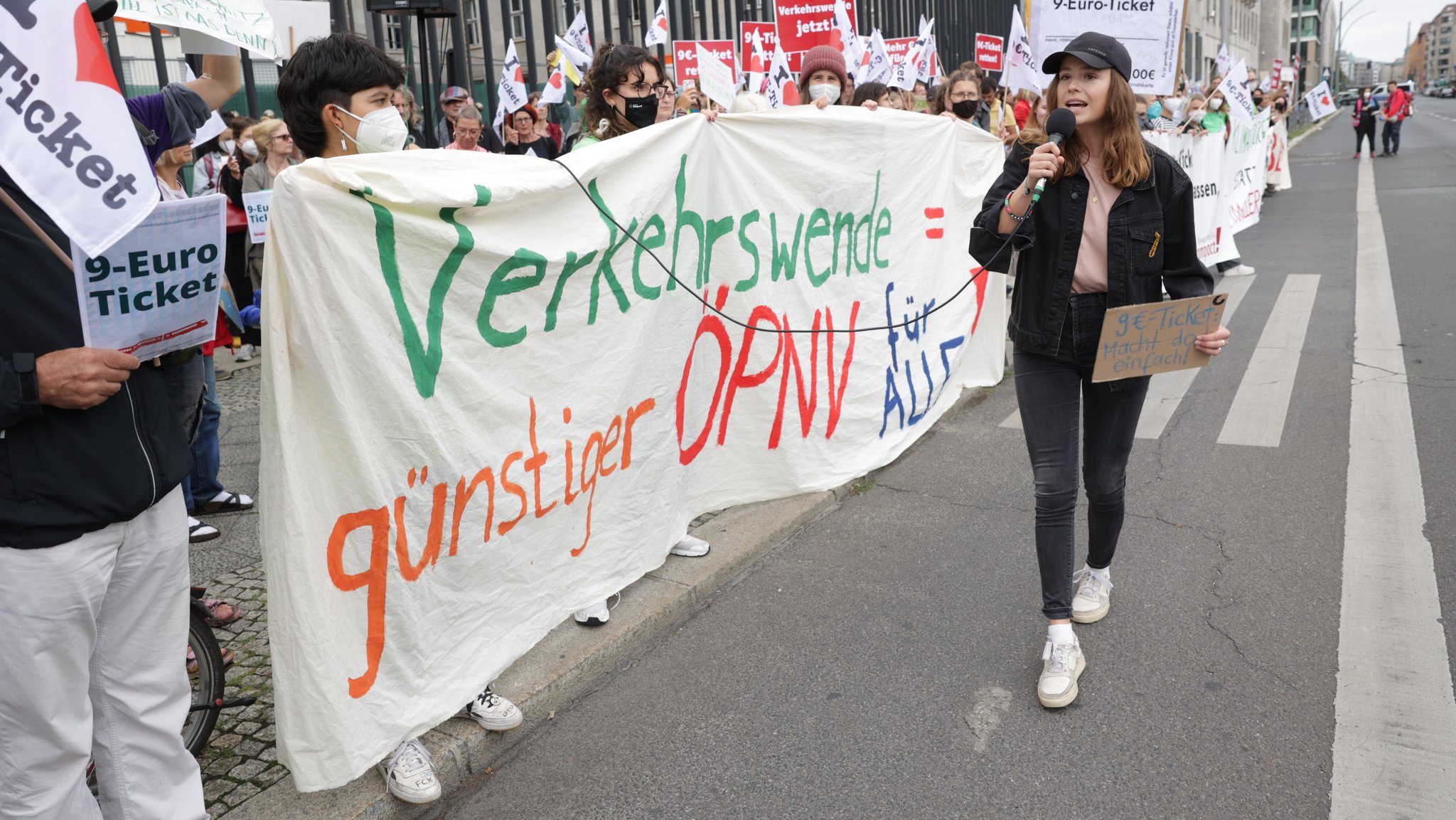 Klima-Aktivistin Luisa Neubauer spricht bei der Zug-Demo "Sonderzug zu Lindner" vor dem Bundesfinanzministerium zu den Demonstranten. Campact und Greenpeace sind Veranstalter dieser Demonstration und fordern eine Fortsetzung des 9-Euro-Tickets.